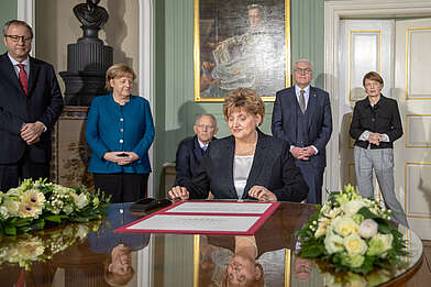 Landtagspräsidentin Birgit Diezel unterzeichnet das Gedenkblatt im Wittumspalais Weimar